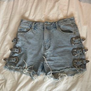 adika vintage style cowboy buckle light wash shorts